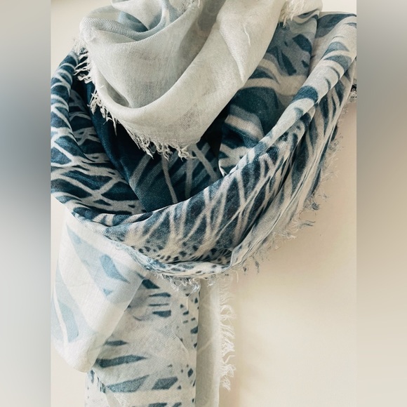 TILO Scarf Cashmere & Modal beautiful blue blend. Never worn. Ultra soft. - Picture 10 of 12